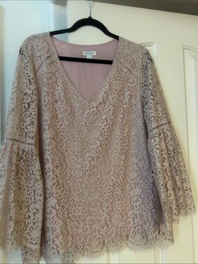 Sundance Lace V-Neck Bell Sleeve Blouse in Dusty Rose